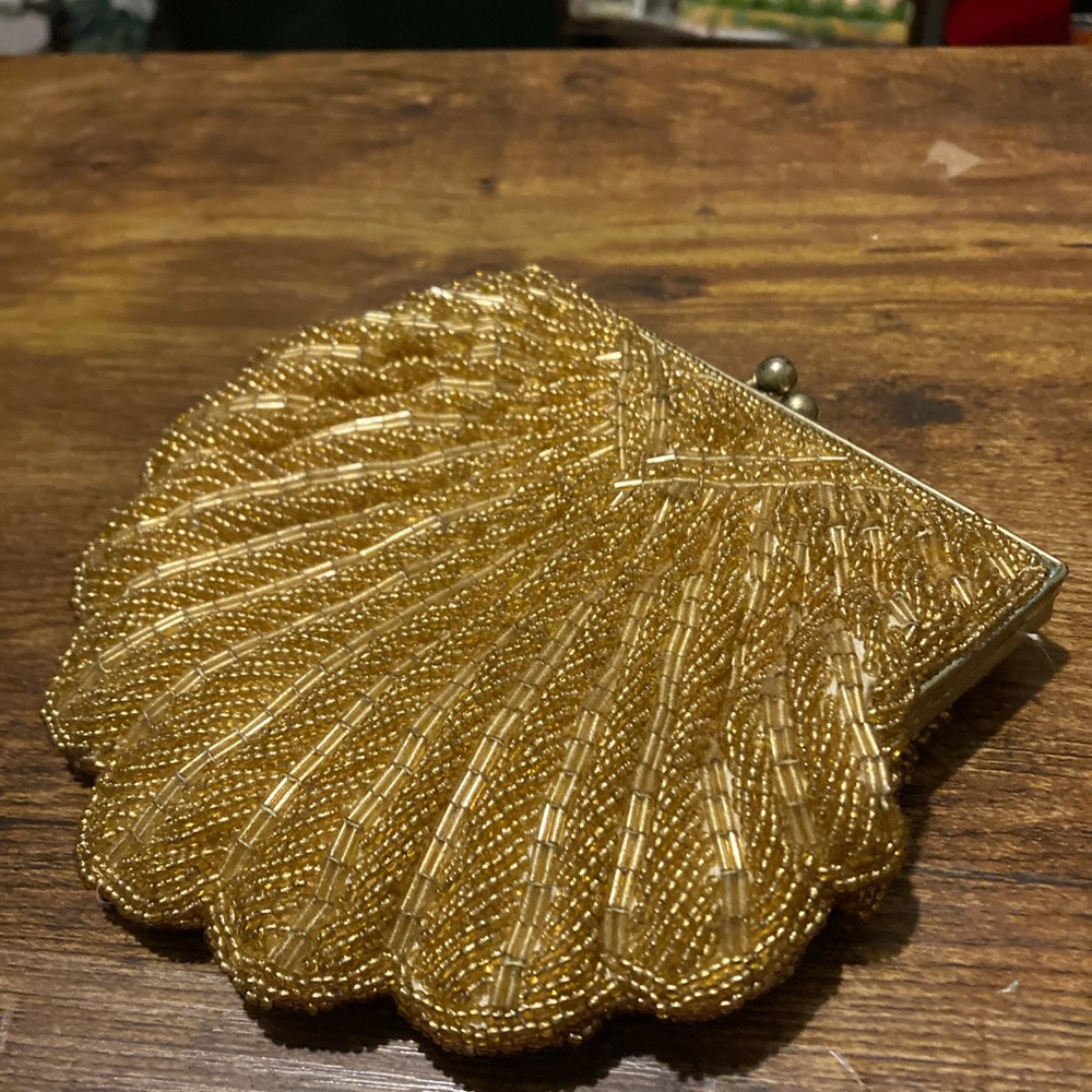 Vintage gold beaded scallop shell shape evening purse - Picture 9 of 10